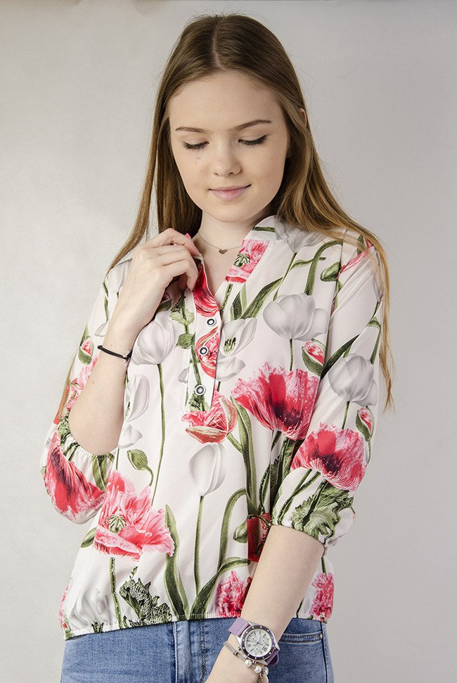 Biała bluzka z w czerwone kwiaty