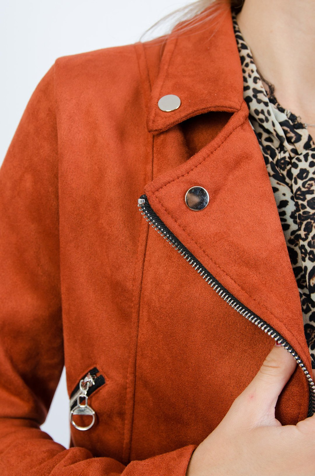 Krótka zamszowa kurtka w ceglastym kolorze 
