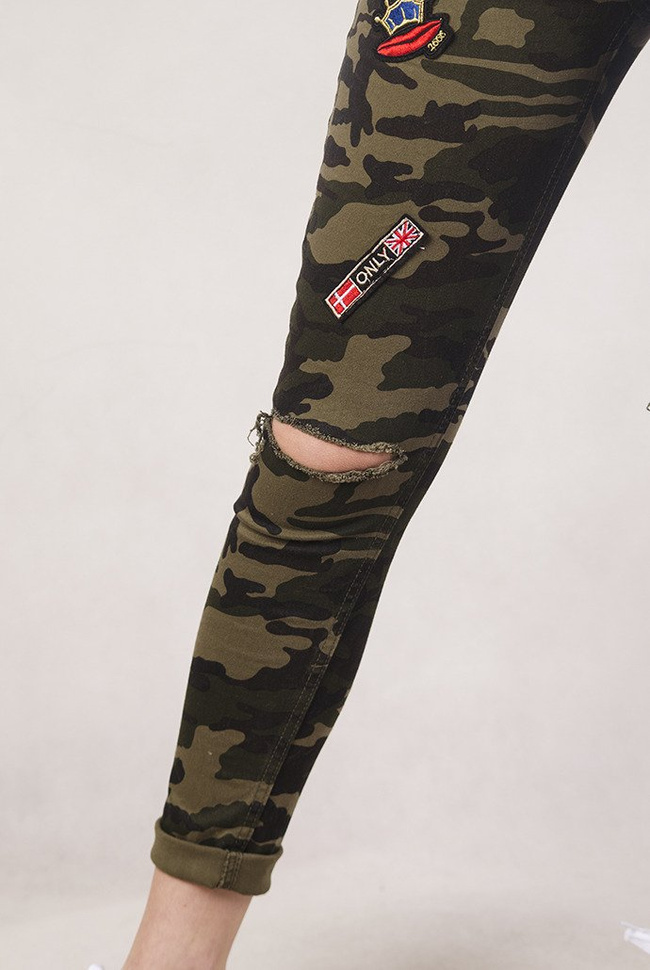 Spodnie moro z naszywkami