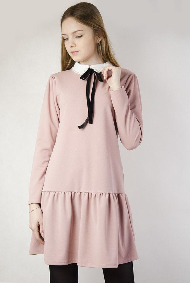 Różowa rozkloszowana sukienka z białym kołnierzykiem