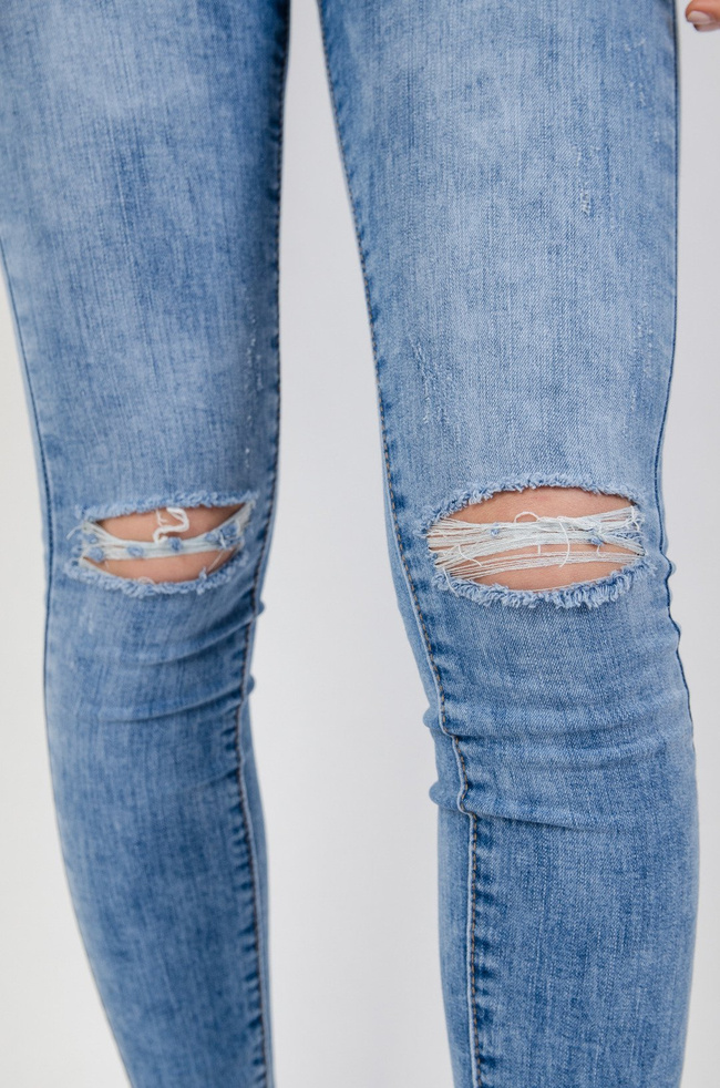 Jasne spodnie jeansowe z rozcięciami na kolanach typu Push-Up