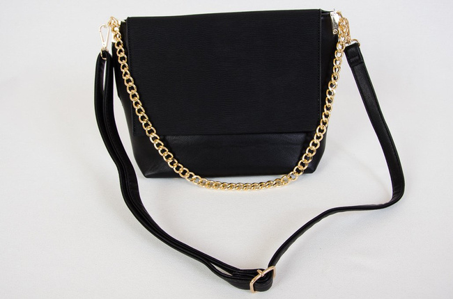 Czarna kopertowa torebka na złotym łańcuszku