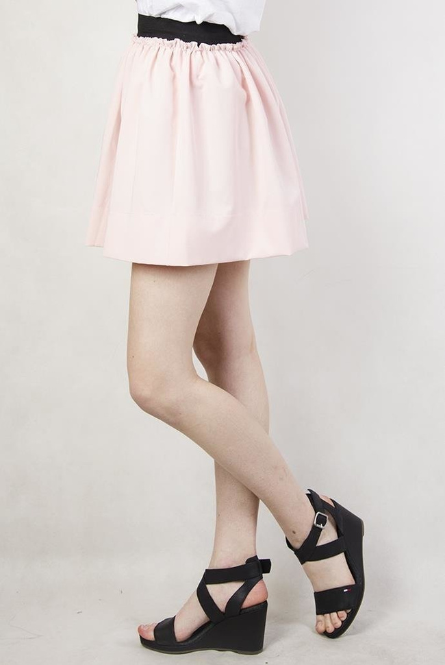 Jasnoróżowa rozkloszowana spódniczka z gumą w pasie