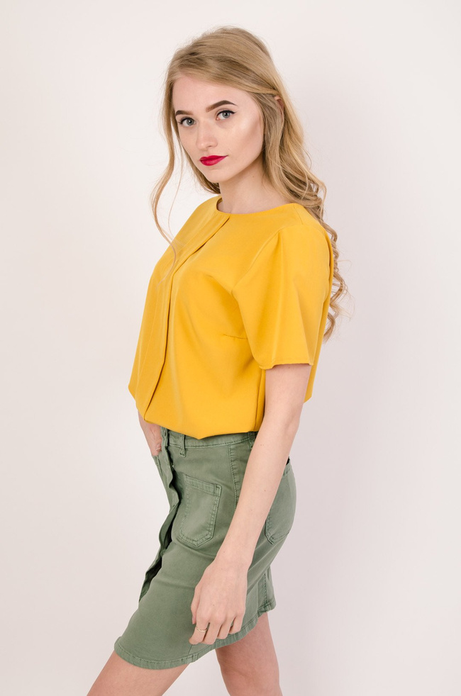 Żółta bluzka z zakładką oraz gumką na dole