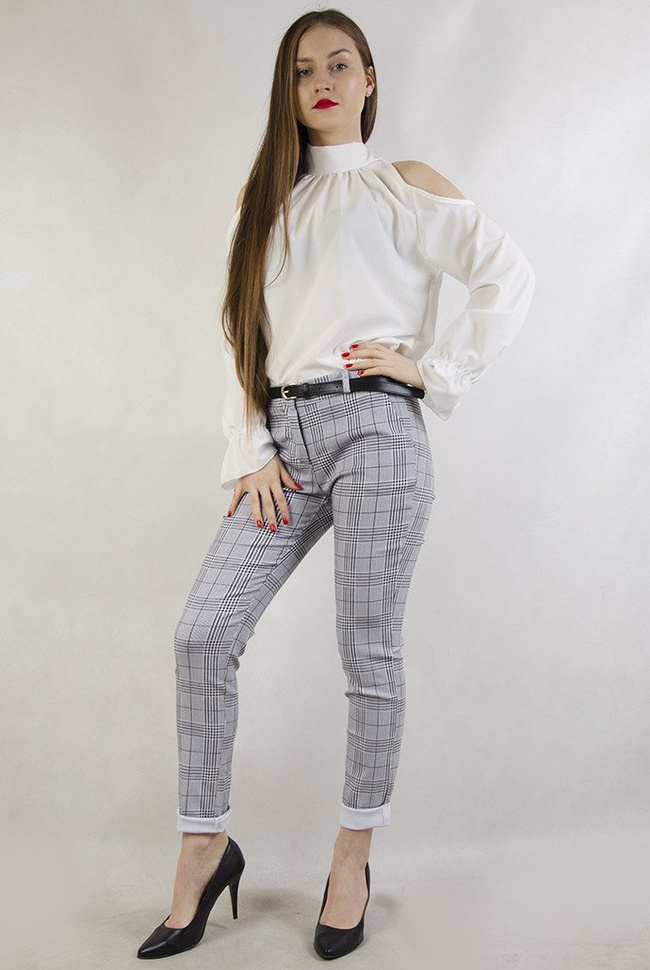 Białe eleganckie spodnie w kratę