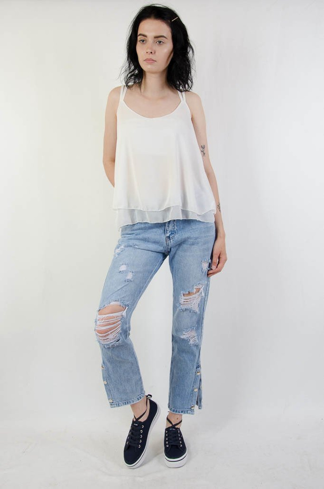 Biała bluzka mgiełka na ramiączkach