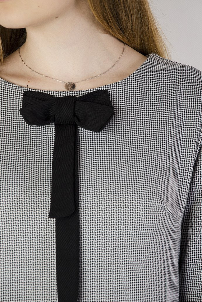 Elegancka bluzka w pepitkę z czarną kokardą