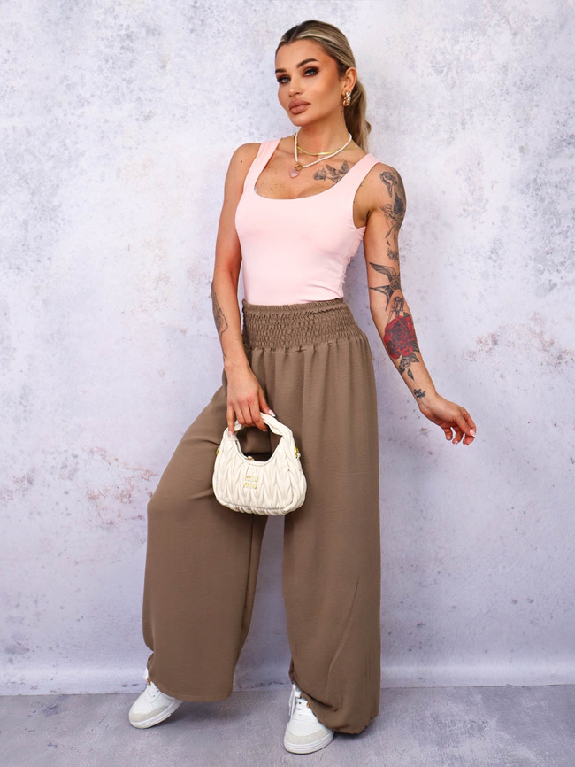 MODELUJĄCY DOPASOWANY TOP NA RAMIĄCZKACH- JASNORÓŻOWY