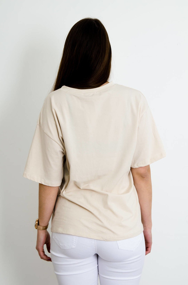BEŻOWY T-SHIRT OVERSIZE Z NAPISEM