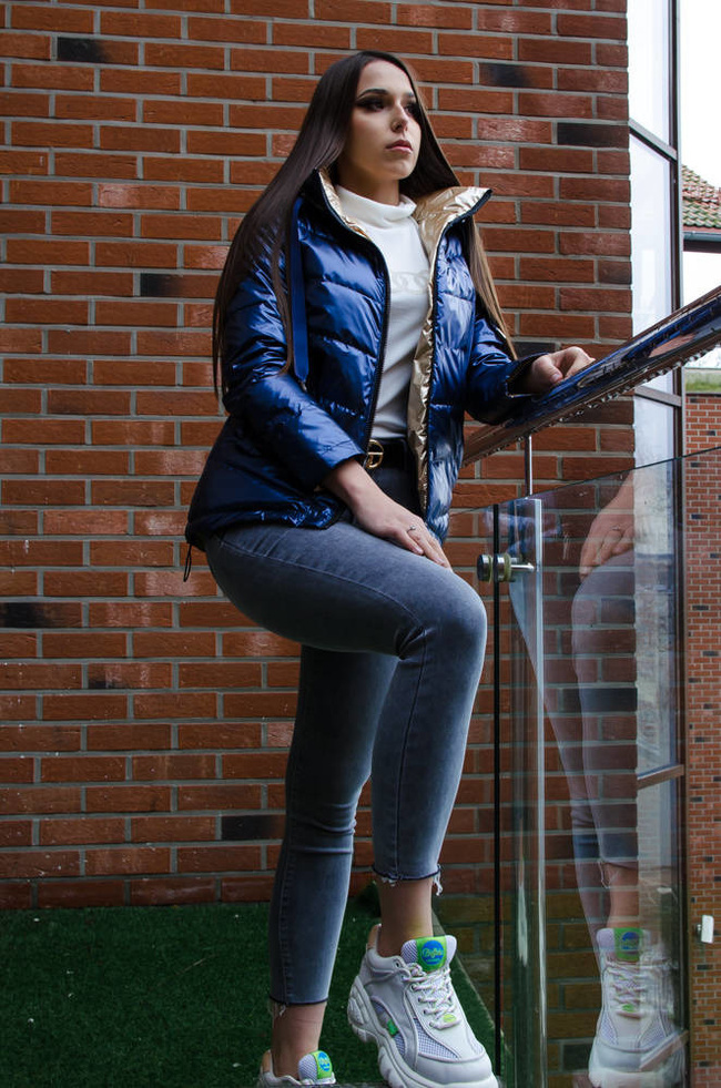 KURTKA PRZEJŚCIOWA PIKOWANA Z KAPTUREM-GRANATOWA