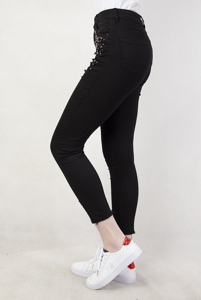 Czarne spodnie jeansowe z koralikami i przetarciami