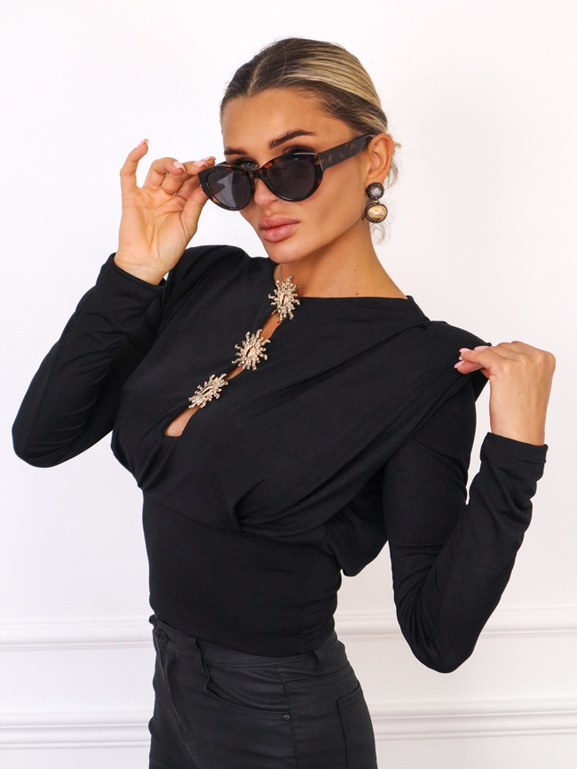 BLUZKA Z WYCIĘCIAMI I OZDOBNYMI BROSZKAMI- CZARNA