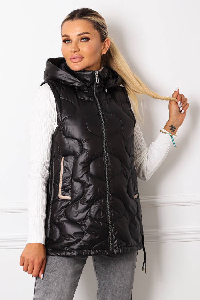 CZARNA PIKOWANA KAMIZELKA ZE ŚCIĄGACZAMI PO BOKACH