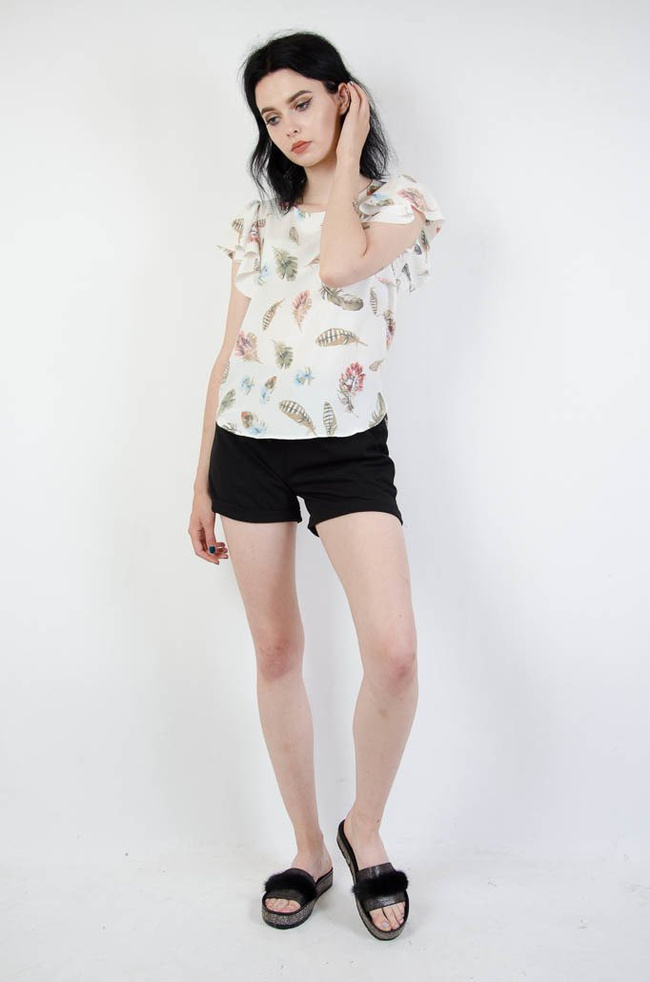 Biała bluzka w kolorowe piórka