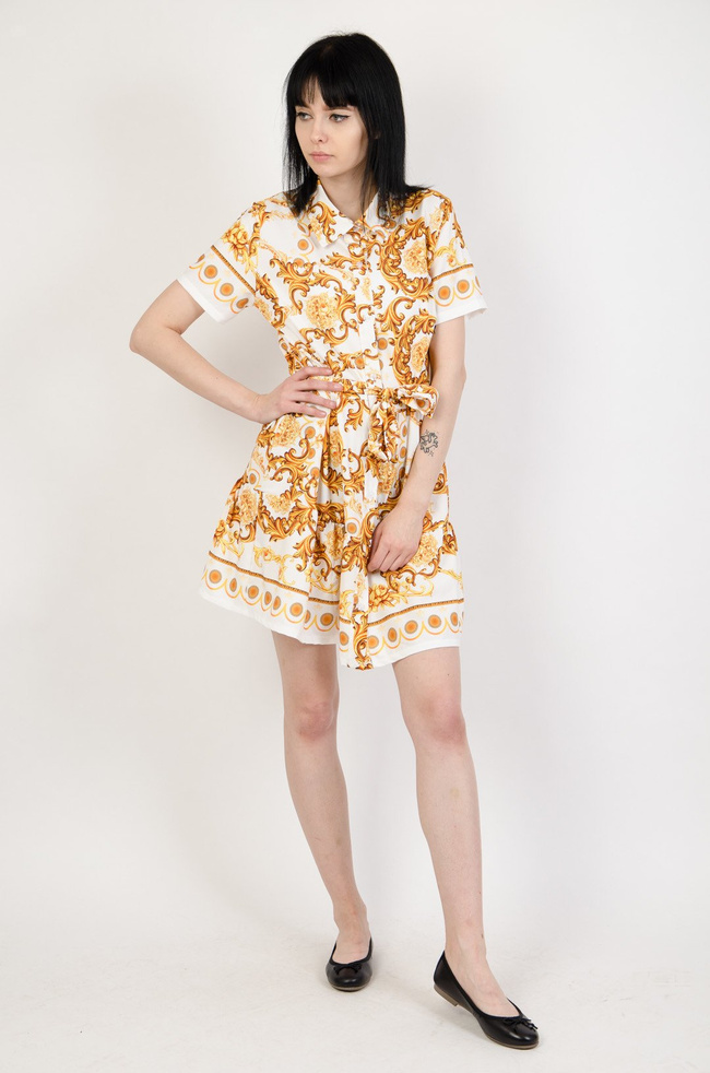 Biała sukienka z kołnierzem w złote wzory