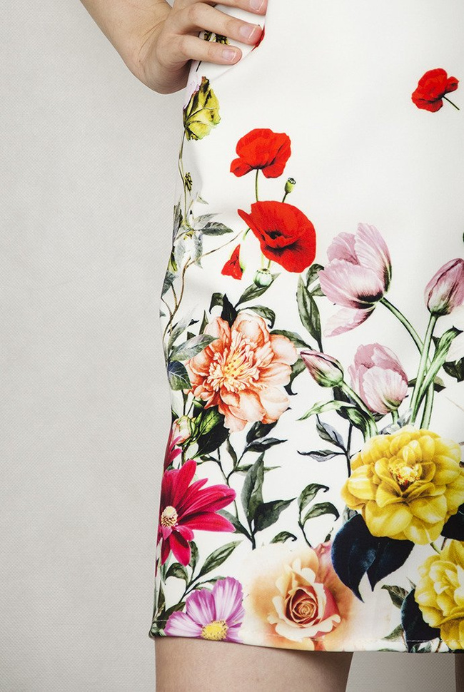 Biała sukienka o prostym kroju, w kwiaty