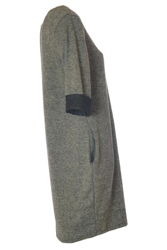 Sukienka z wywijanymi mankietami