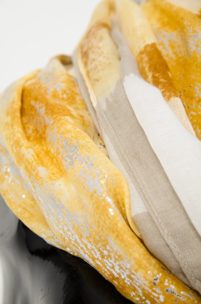 Żółty szal ze złotymi elementami 