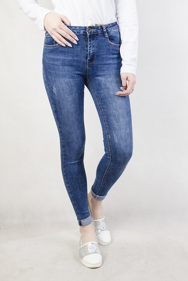 Spodnie jeansowe z przetarciami oraz wywijaną nogawką