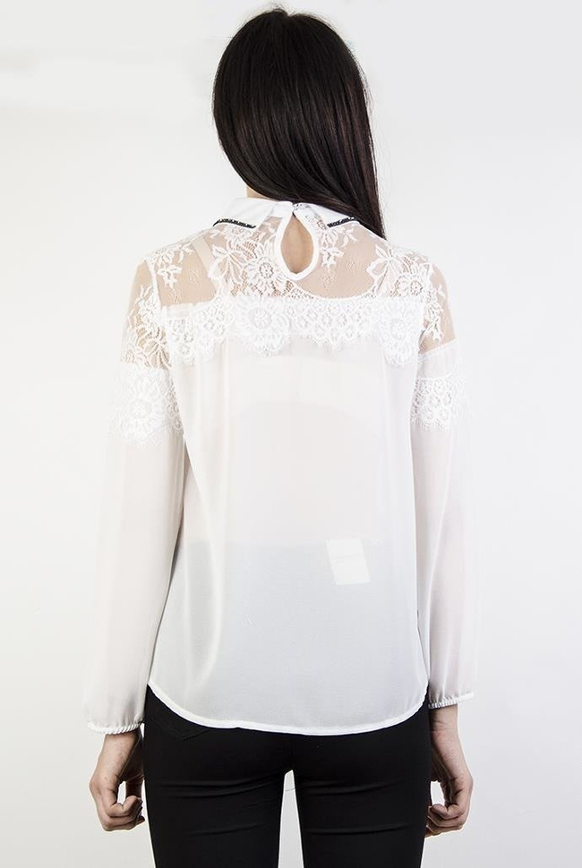 Biała koszula ze zdobionym kołnierzykiem