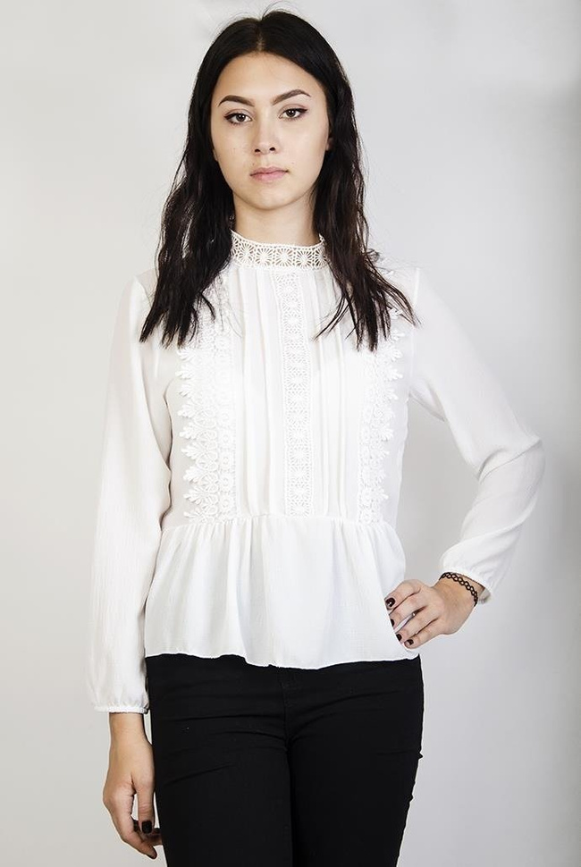 Biała bluzka szyfonowa z ażurowymi zdobieniami