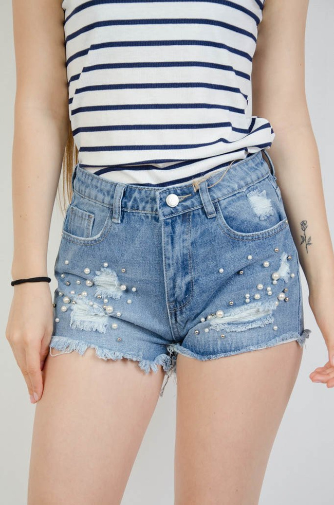 Jeansowe spodenki z przetarciami oraz perełkami