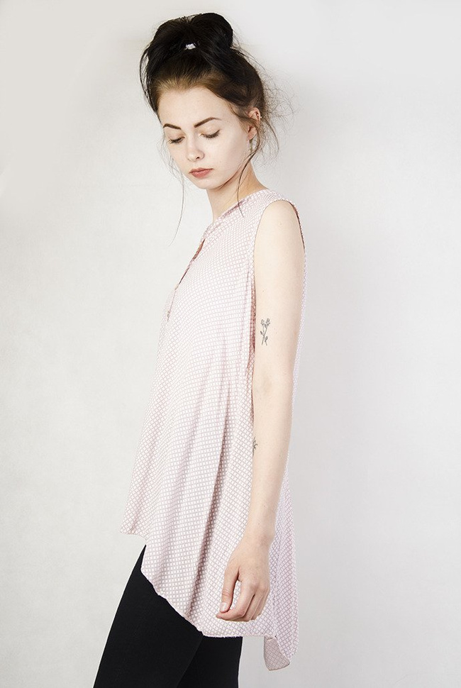 Asymetryczna różowa bluzka z trzema guzikami