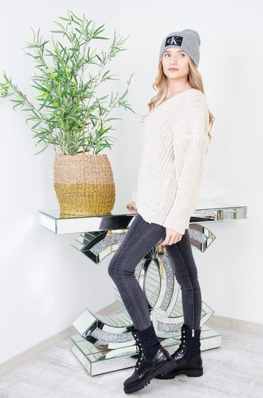 BEŻOWY AKRYLOWY SWETER Z DEKOLTEM W SZPIC