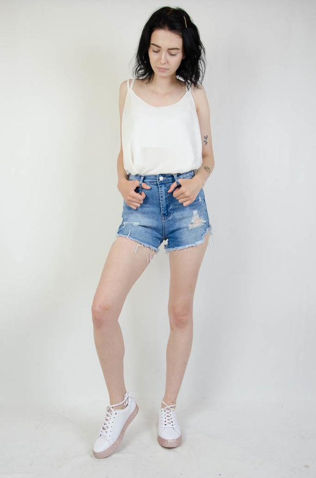 KRÓTKIE JEANSOWE SPODENKI Z WYSOKIM STANEM I SZARPANIAMI