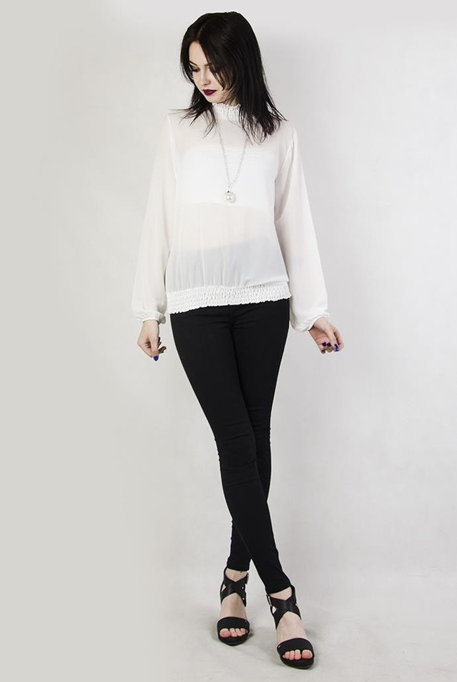 Biała bluzka z rozcięciem z tyłu