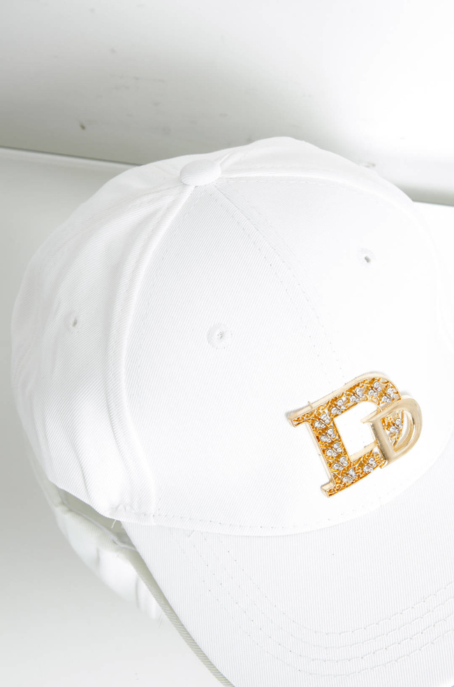 CZAPKA Z DASZKIEM Z OZDOBNYM ZNACZKIEM - BIAŁA 