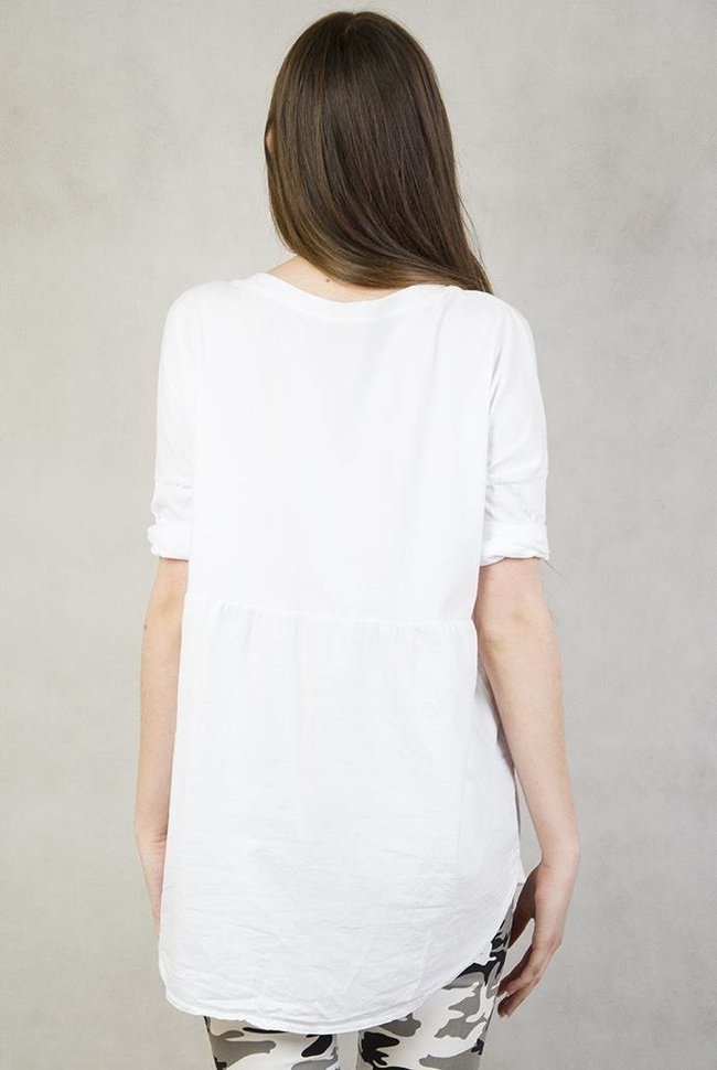 Biała bluzka zapinana na guziki