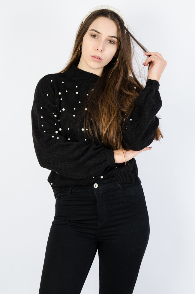 CZARNY SWETER Z KORALIKAMI