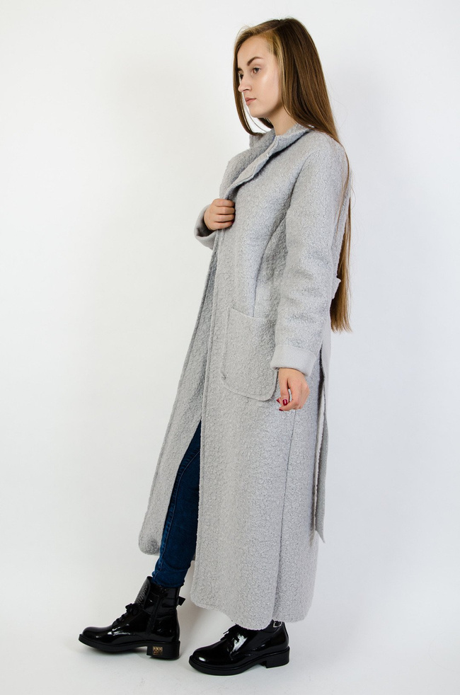 Szary płaszcz wiązany w pasie