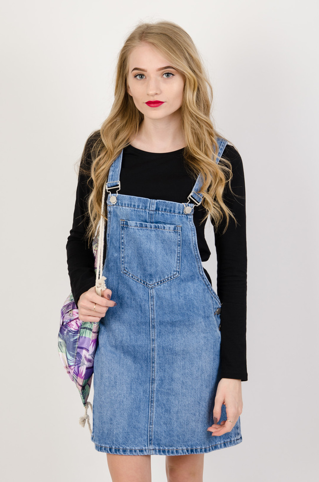 Jasno-jeansowa spódnica ogrodniczka