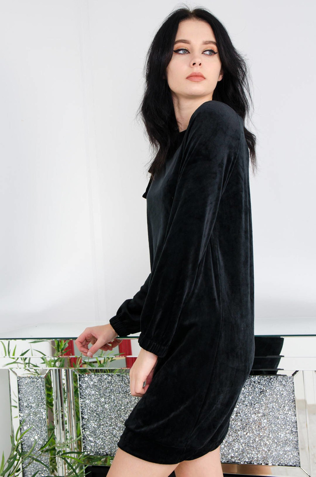 CZARNA WELUROWA SUKIENKA Z FALBANĄ NA RAMIENIU 