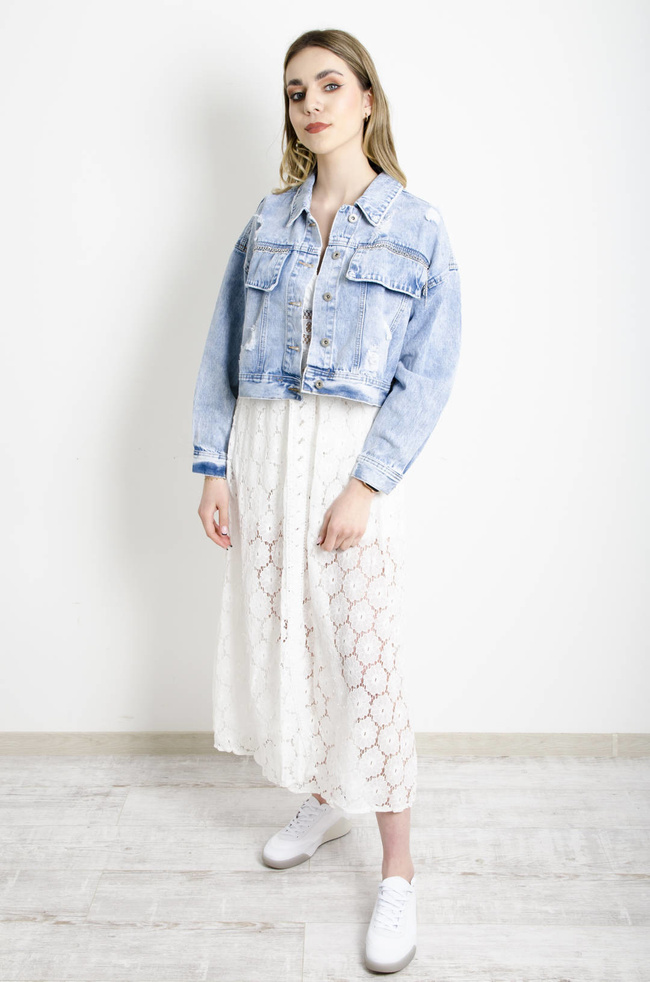 KURTKA JEANSOWA Z PRZETARCIAMI I OZDOBNYMI ŁAŃCUSZKAMI