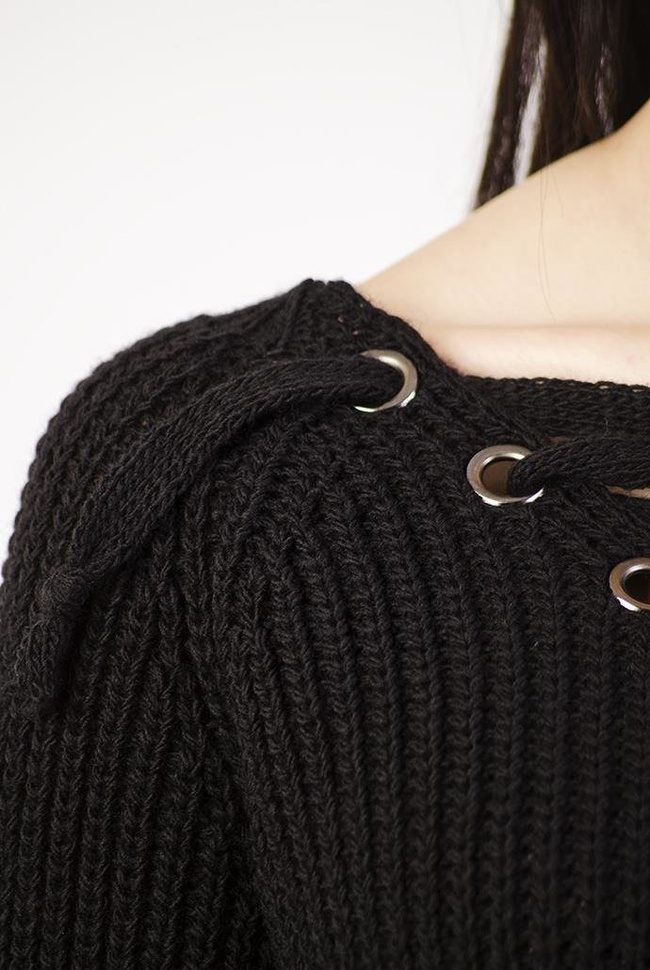Czarny sweter z wiązaniem w dekolcie