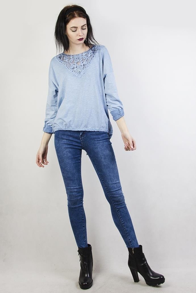 Jasnoniebieska bluzka z wiązaniem na dole