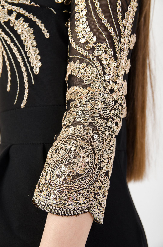 Czarny elegancki kombinezon ze złotymi cekinami