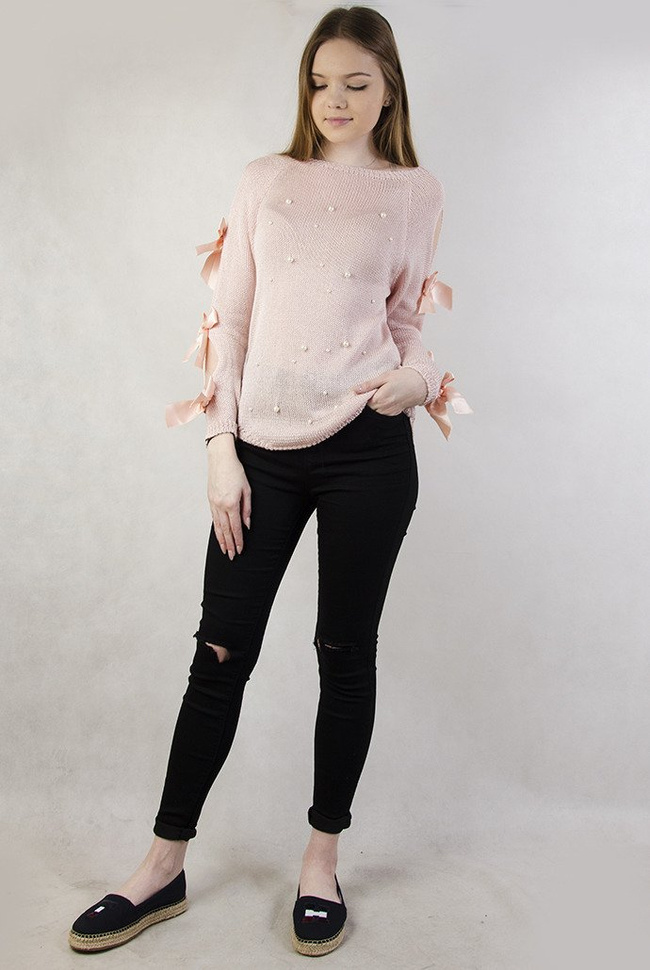Jasnoróżowy sweter z koralikami