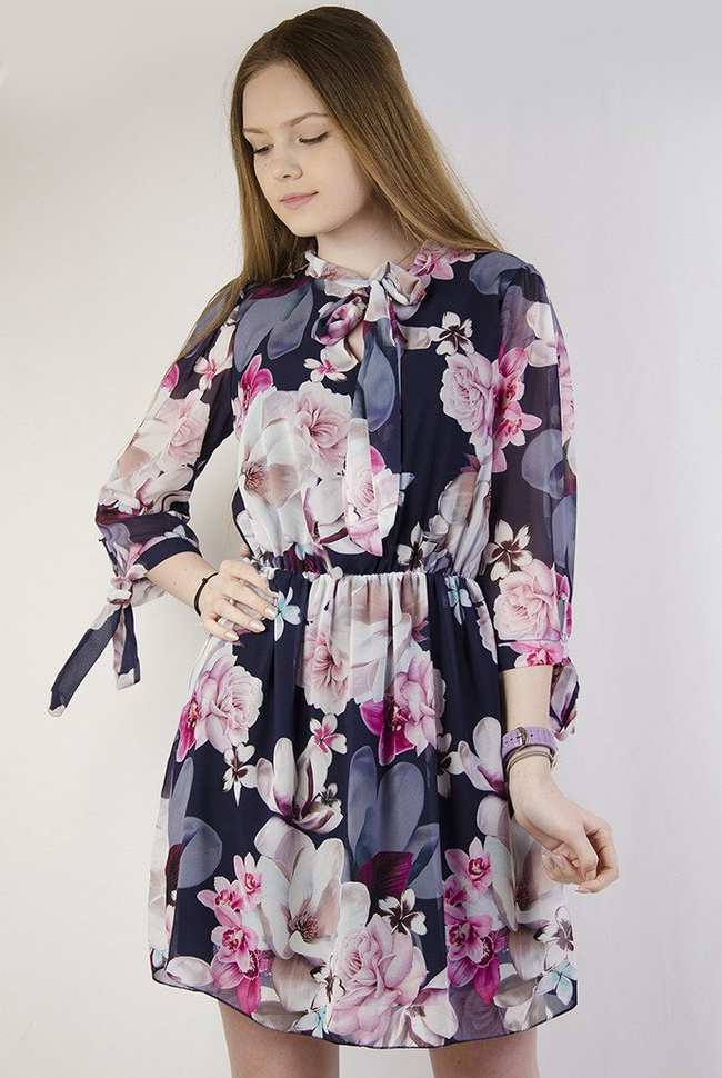 Granatowa sukienka w kwiaty