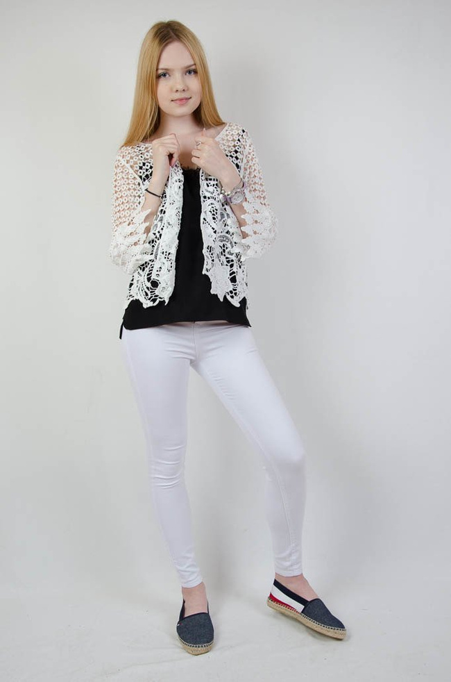 Biała ażurowa narzutka zapinana na guzik