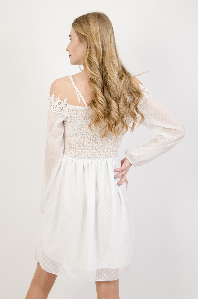 Biała szyfonowa sukienka z odkrytymi ramionami