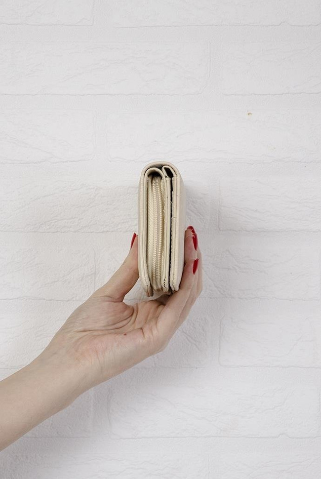 Beżowy portfel o gładkiej teksturze