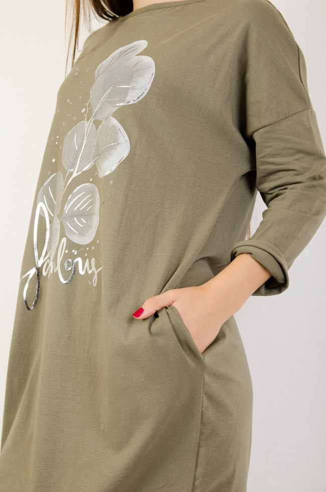 Zielona sukienka z kieszeniami oraz kwiatem z przodu