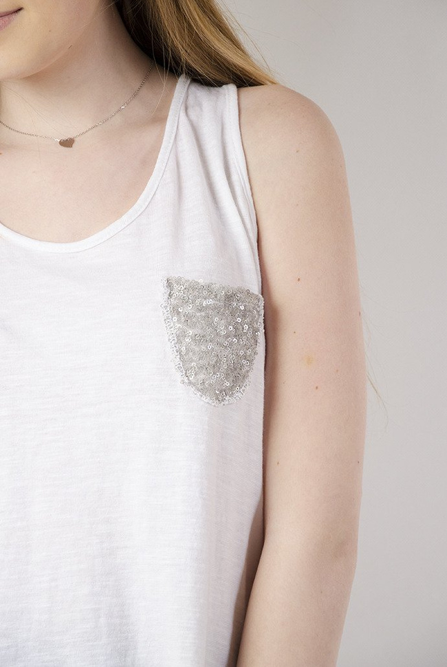 Biała bluzka na ramiączka ozdobiona cekinami