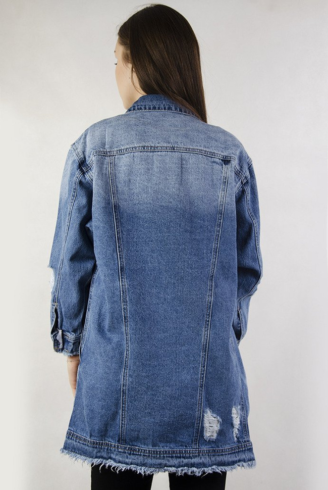 Ciemna kurtka jeansowa przedłużana z szarpaniem na dole