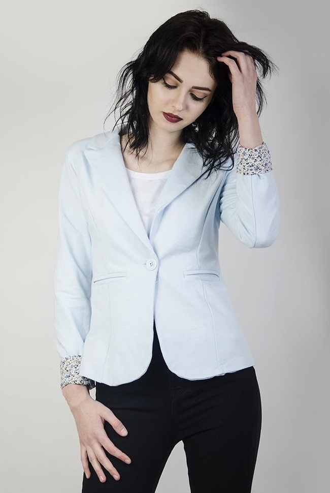 Jasnoniebieska marynarka z kwiatowymi wstawkami