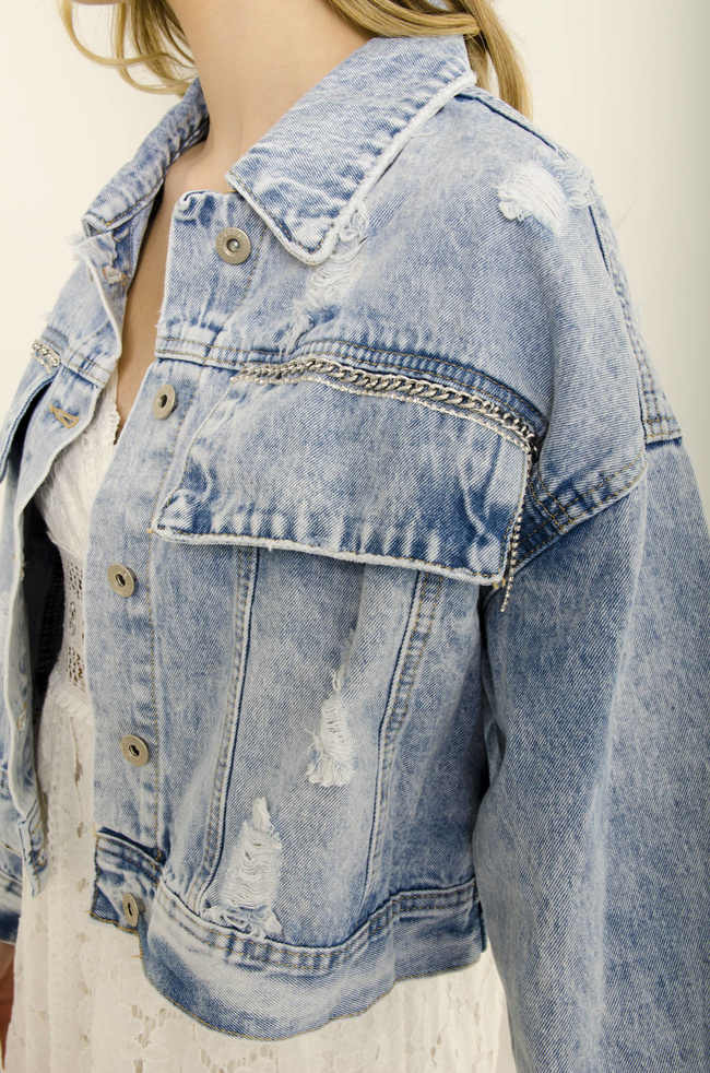 KURTKA JEANSOWA Z PRZETARCIAMI I OZDOBNYMI ŁAŃCUSZKAMI